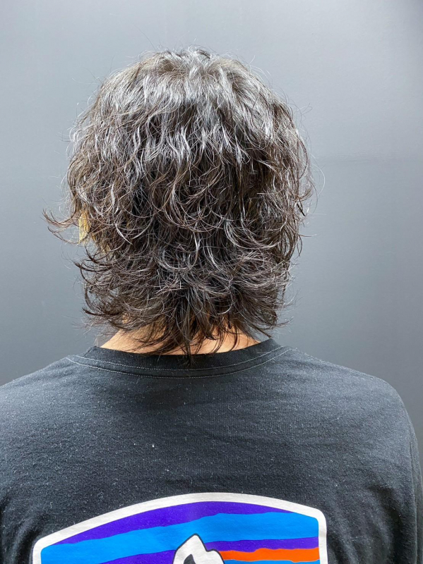 広がる＆まとまらないくせ毛のミディアムヘアはパーマで