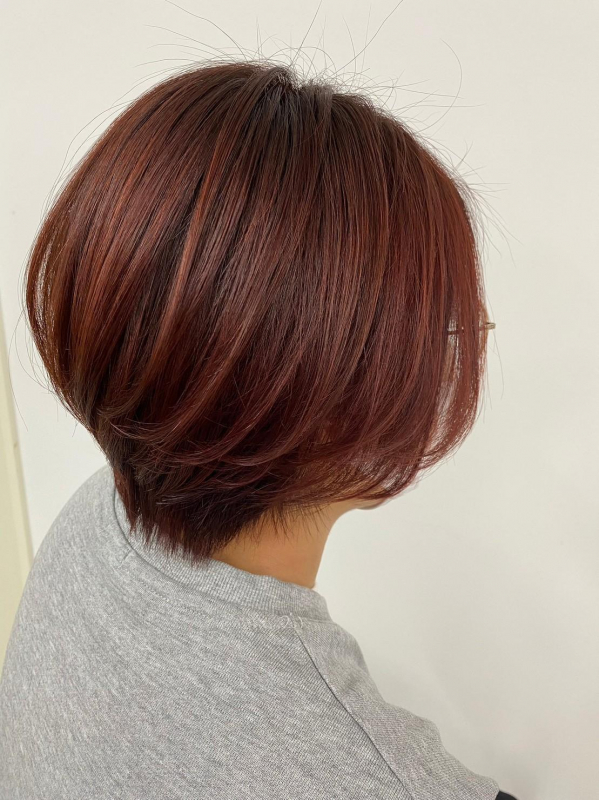 春の洒落色レッドで叶える大人のマッシュショート