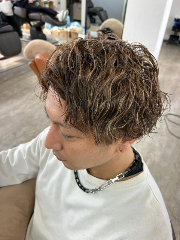 存在感のあるパーマスタイルが、夏ファッションを引き立てる