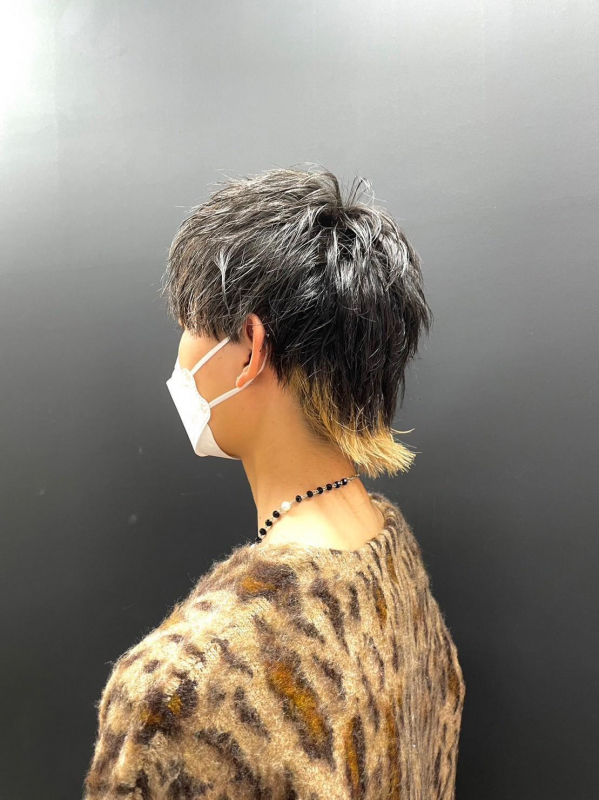 マレット風ヘアに映えるランダムポイントブリーチ