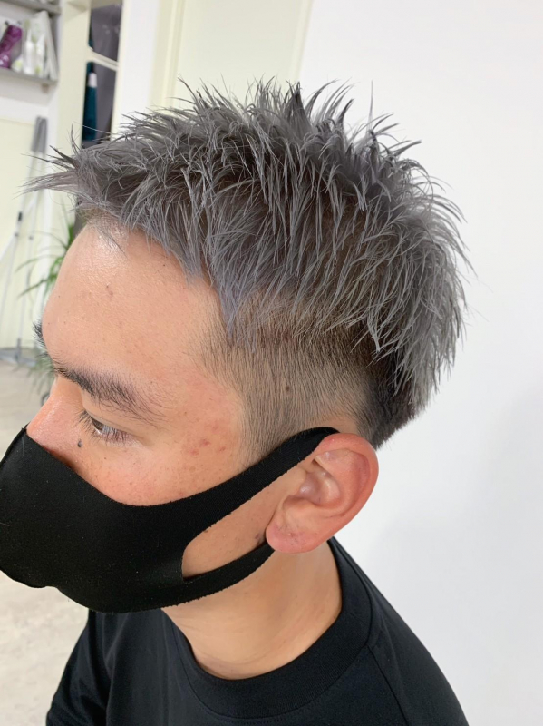 メンズアッシュグレーで魅せるクールヘア