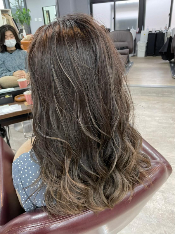 今っぽいセミロングヘア、旬のスタイルをチェック