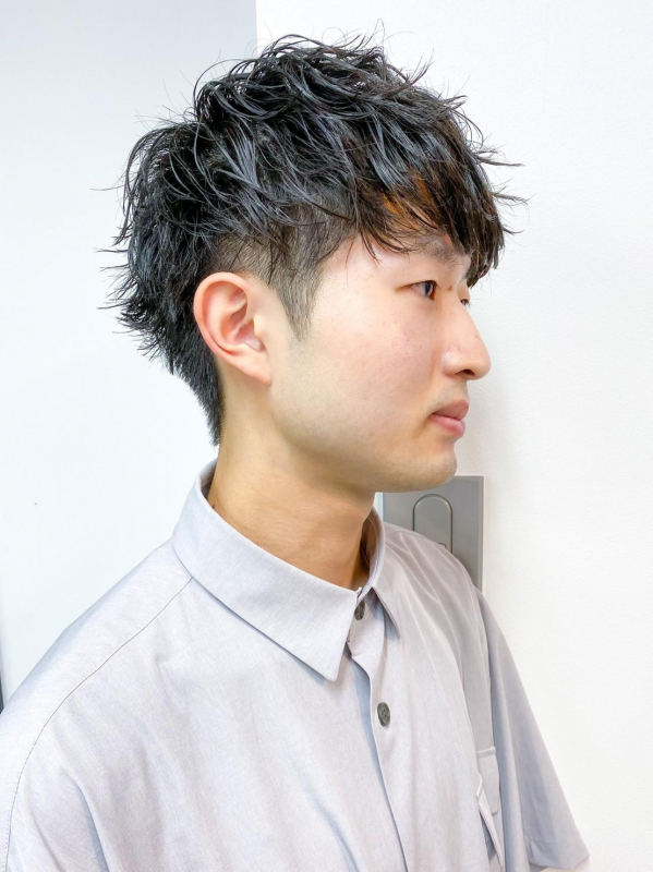 自然な外ハネで魅せるメンズヘア