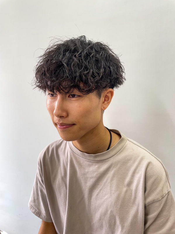 丸顔に似合う髪型。男性の輪郭を活かすヘアスタイル