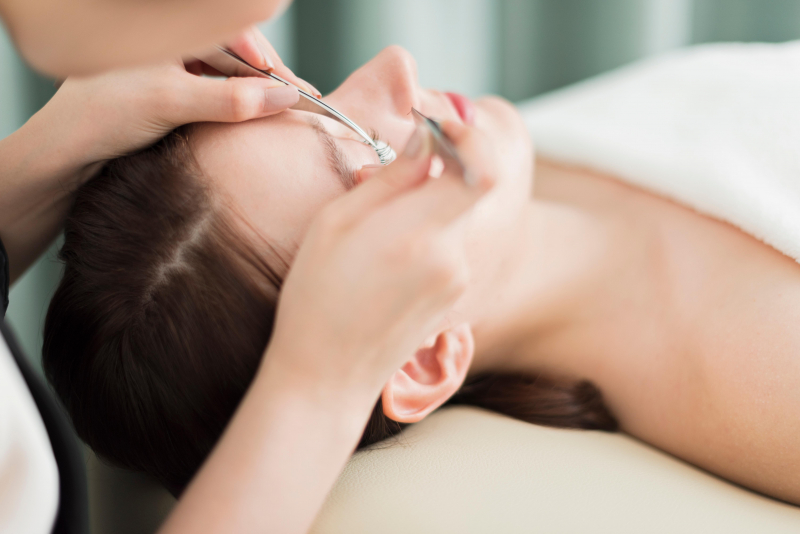 トレンドカラーで魅せる最新まつげエクステデザイン