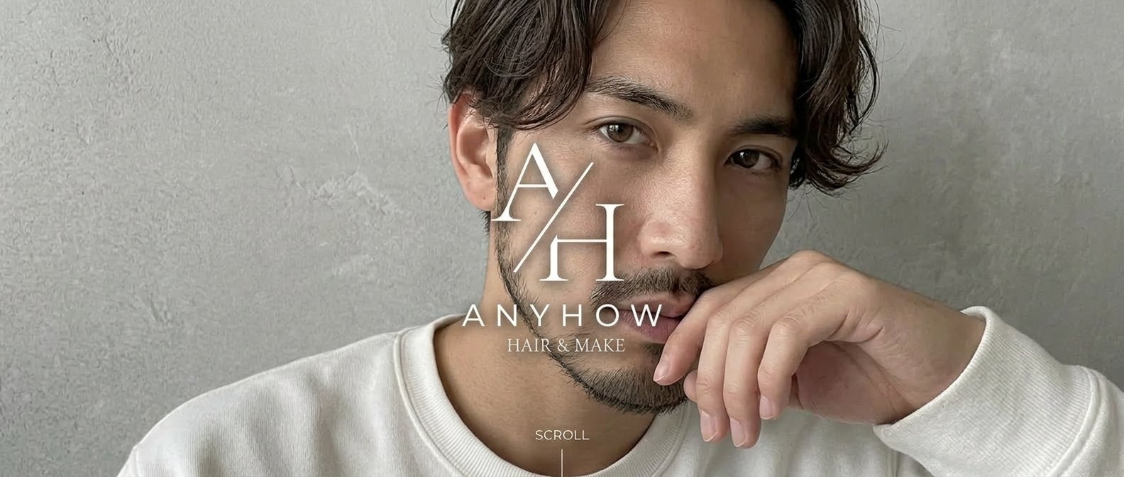 ウェーブのかかったミディアムヘアの男性のポートレート