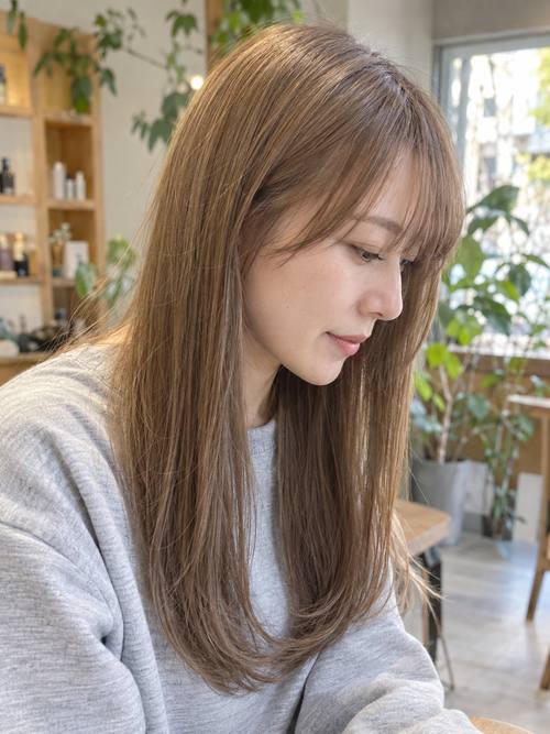 前髪ありストレートロングのヘアスタイルイメージ