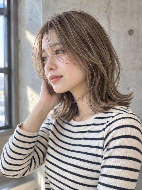 外ハネミディアムのヘアスタイルイメージ