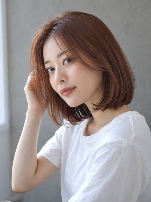 内巻きのミディアムボブのヘアスタイルイメージ