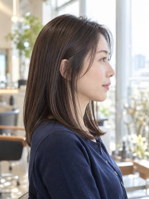 ツヤストレートのミディアムのヘアスタイルイメージ