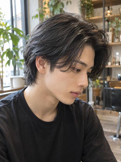 メンズ かきあげミディアムのヘアスタイルイメージ