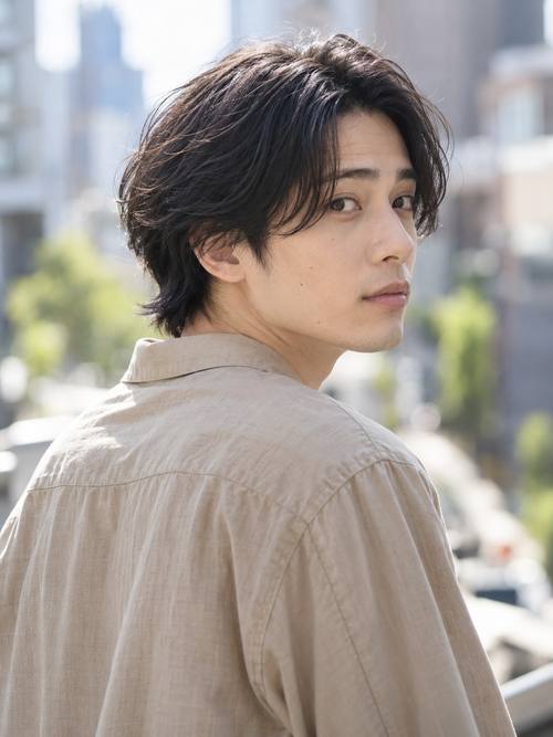 メンズ ゆるいウェーブのミディアムのヘアスタイルイメージ