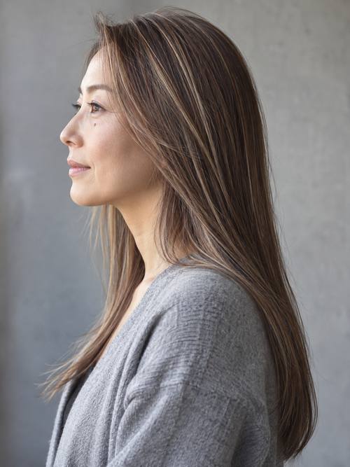 ハイライト入りのストレートロングのヘアスタイルイメージ