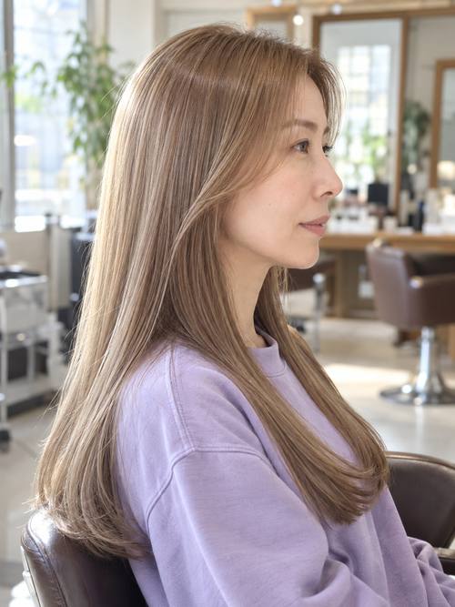 艶のあるストレートの韓国風ロングのヘアスタイルイメージ
