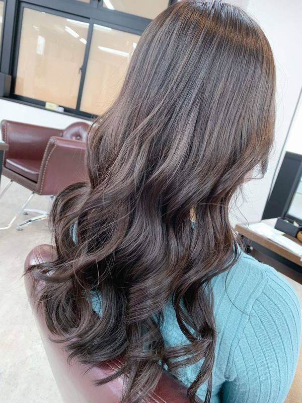 グレージュの巻き髪ロング