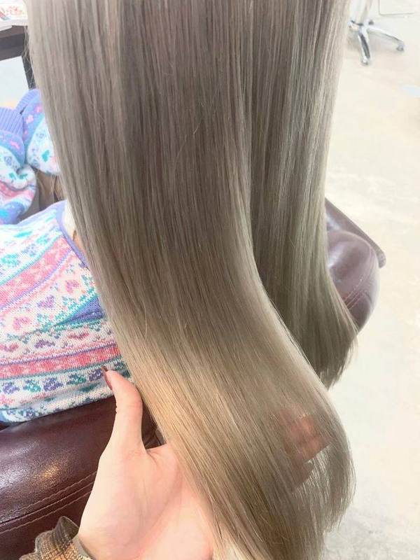 ハイトーンのツヤストレート