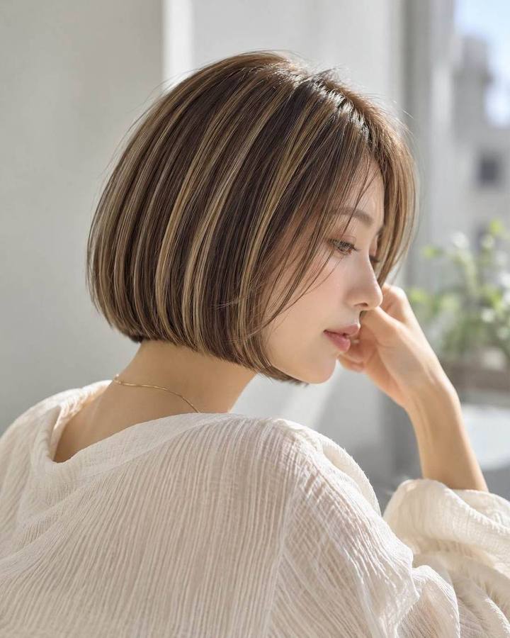 ハイライトを入れたショートボブのヘアスタイルイメージ