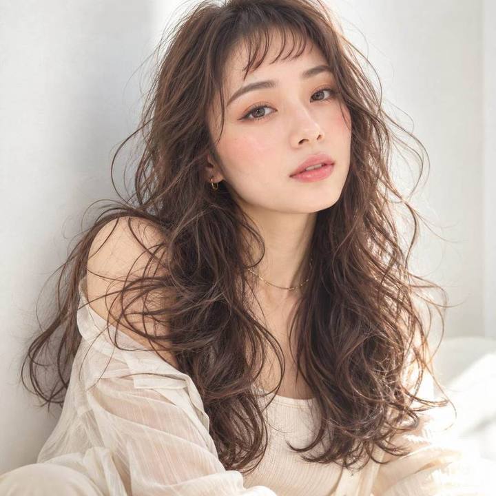 前髪ありのウェーブロングのヘアスタイルイメージ