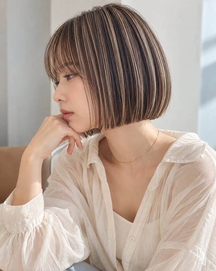 ハイライトのミニボブのヘアスタイルイメージ