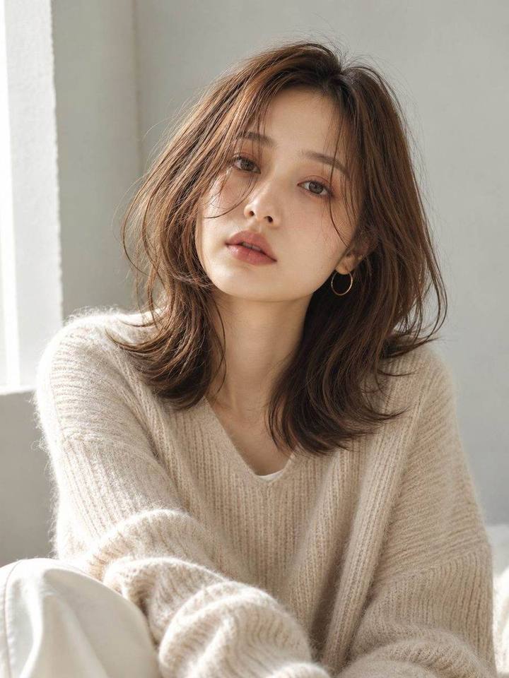 ふんわりレイヤーミディアムのヘアスタイルイメージ