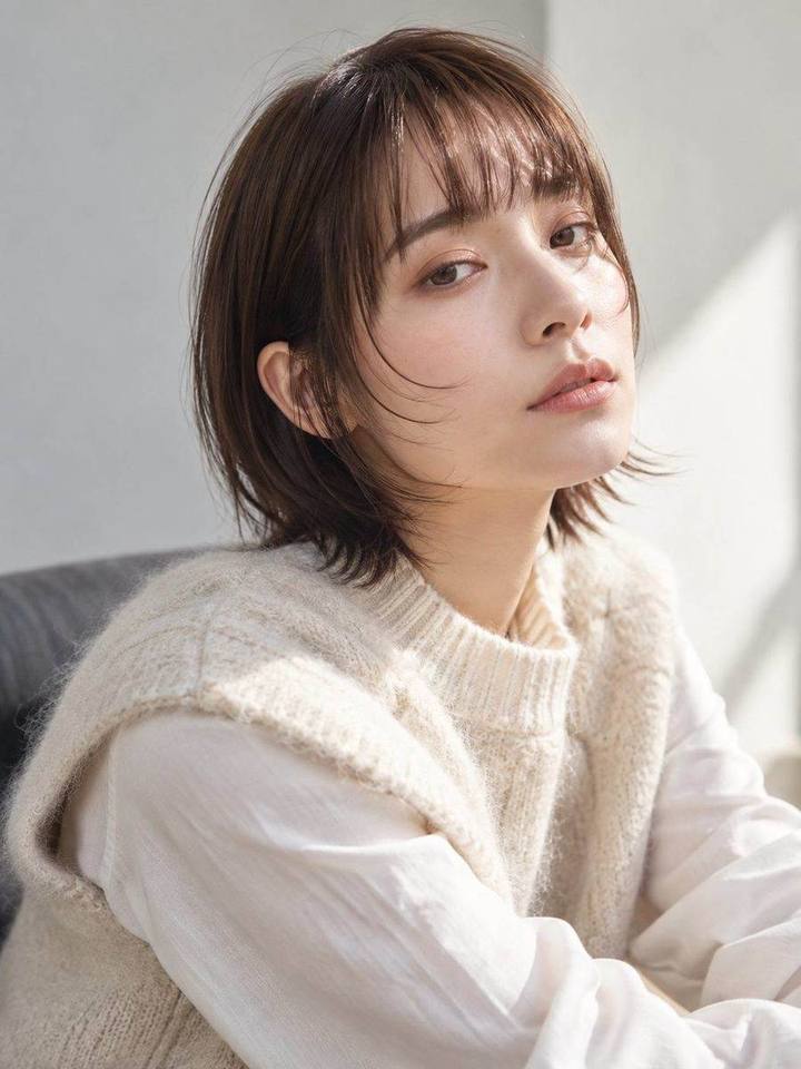 前髪ありのくびれミディアムのヘアスタイルイメージ