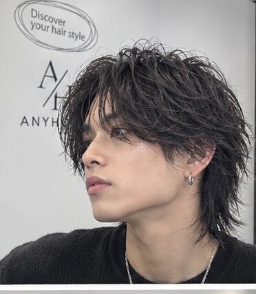 センターパートウルフの横からのヘアスタイル（Hair & Make anyhow）