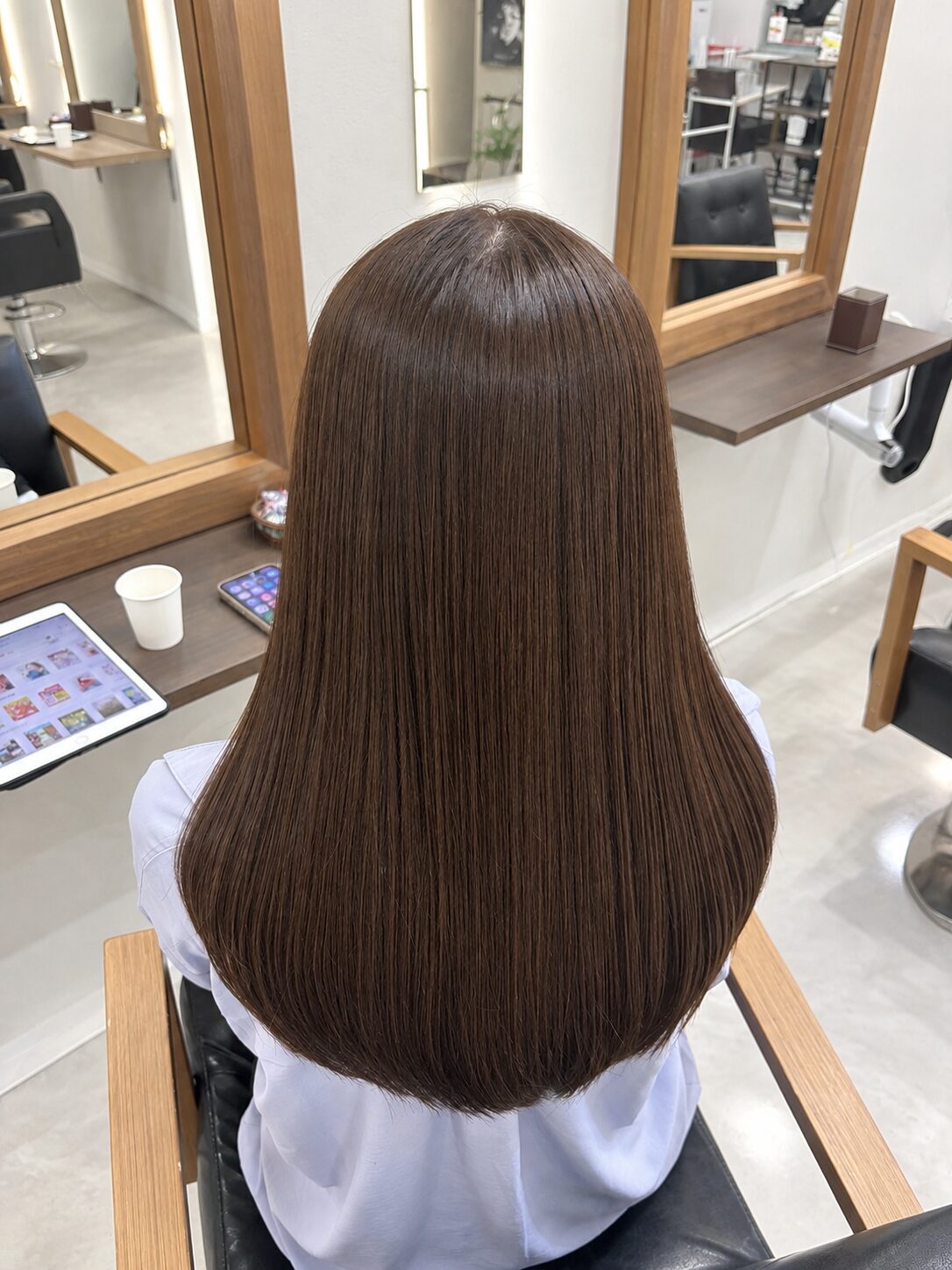 落ち着いたブラウンで艶のあるヘアの後ろ姿（Hair & Make anyhow）