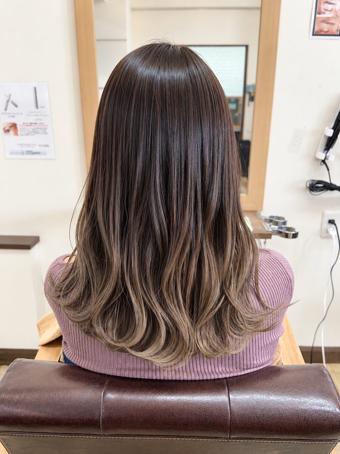 根元から毛先へ明るくなるグラデーションカラーの後ろ姿(Hair & Make anyhow)