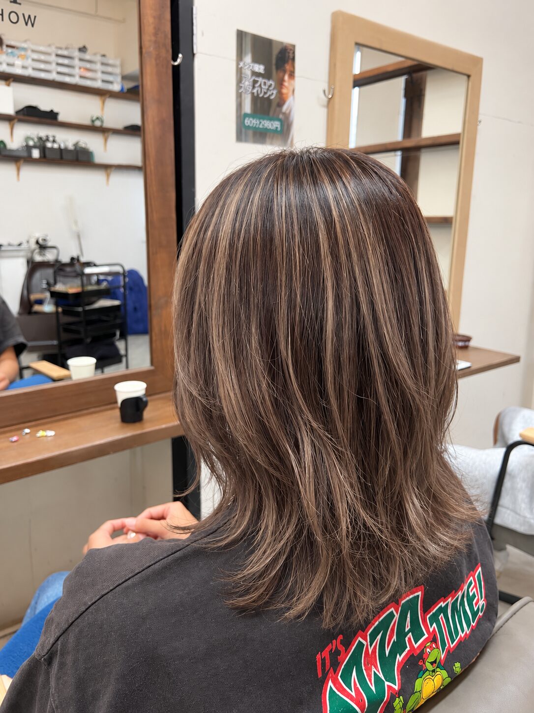 ブラウンベースにベージュのハイライトを入れた後ろ姿（Hair & Make anyhow）