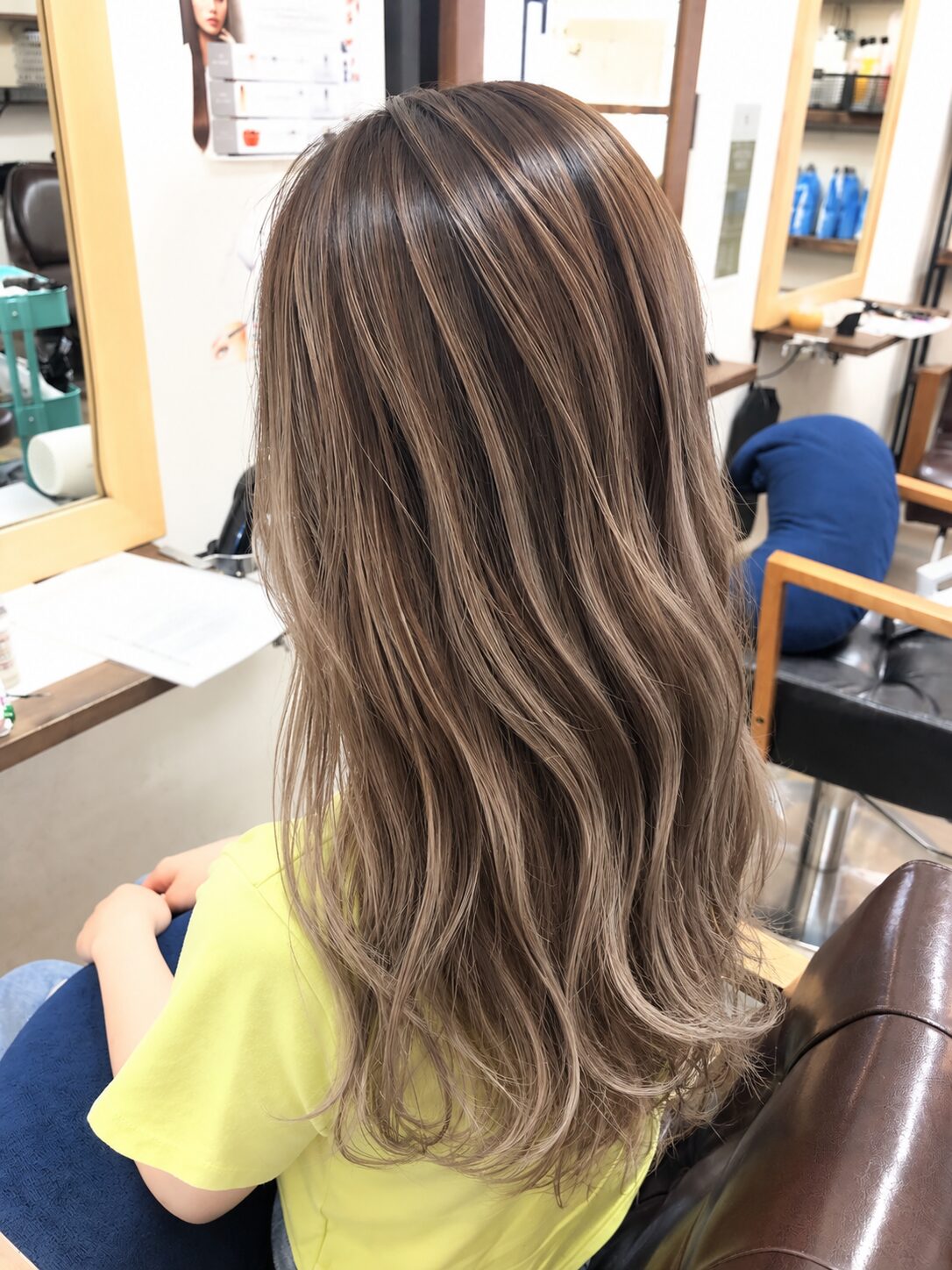 ベージュ系ハイライトを入れたロングの後ろ姿(Hair & Make anyhow)