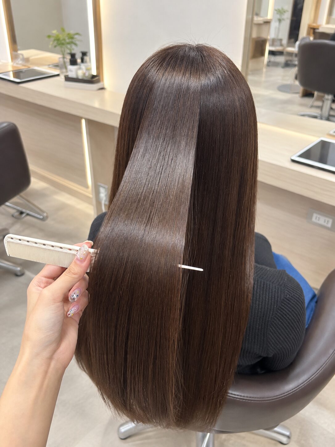ツヤのあるブラウンのロングヘア後ろ姿（Hair & Make anyhow）