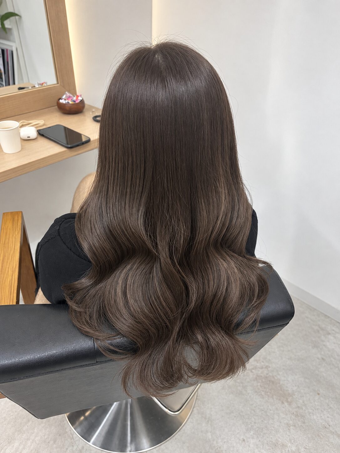 後ろ姿のロングヘア、落ち着いたブラウンのカラー(Hair & Make anyhow)