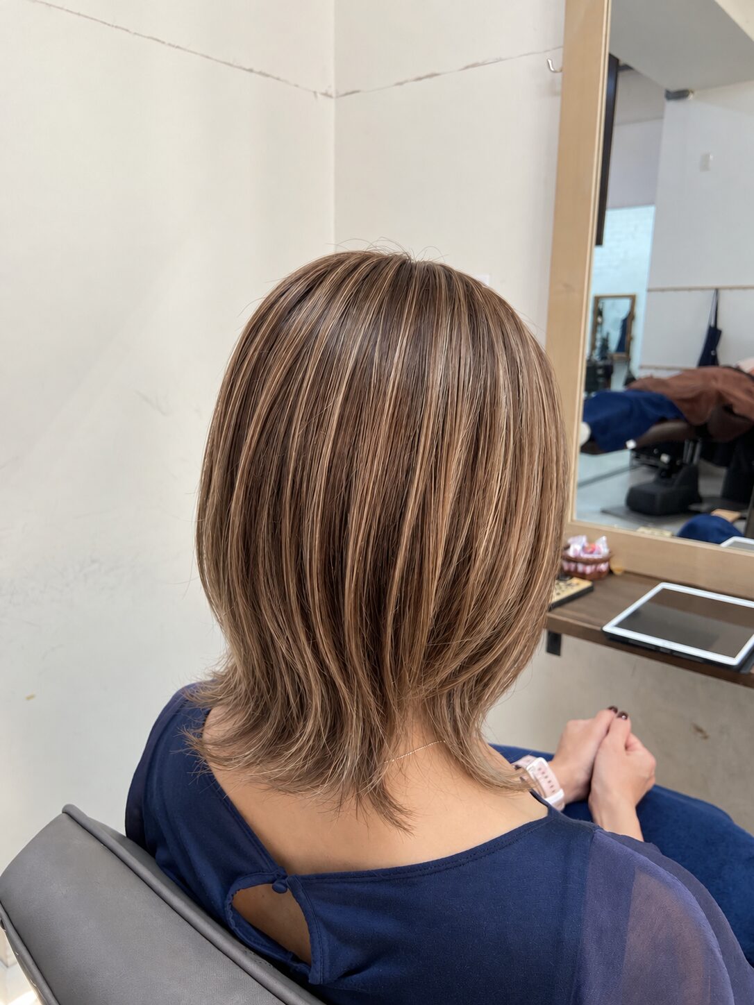 ミディアムの後ろ姿に入れた細めハイライトの実例（Hair & Make anyhow）