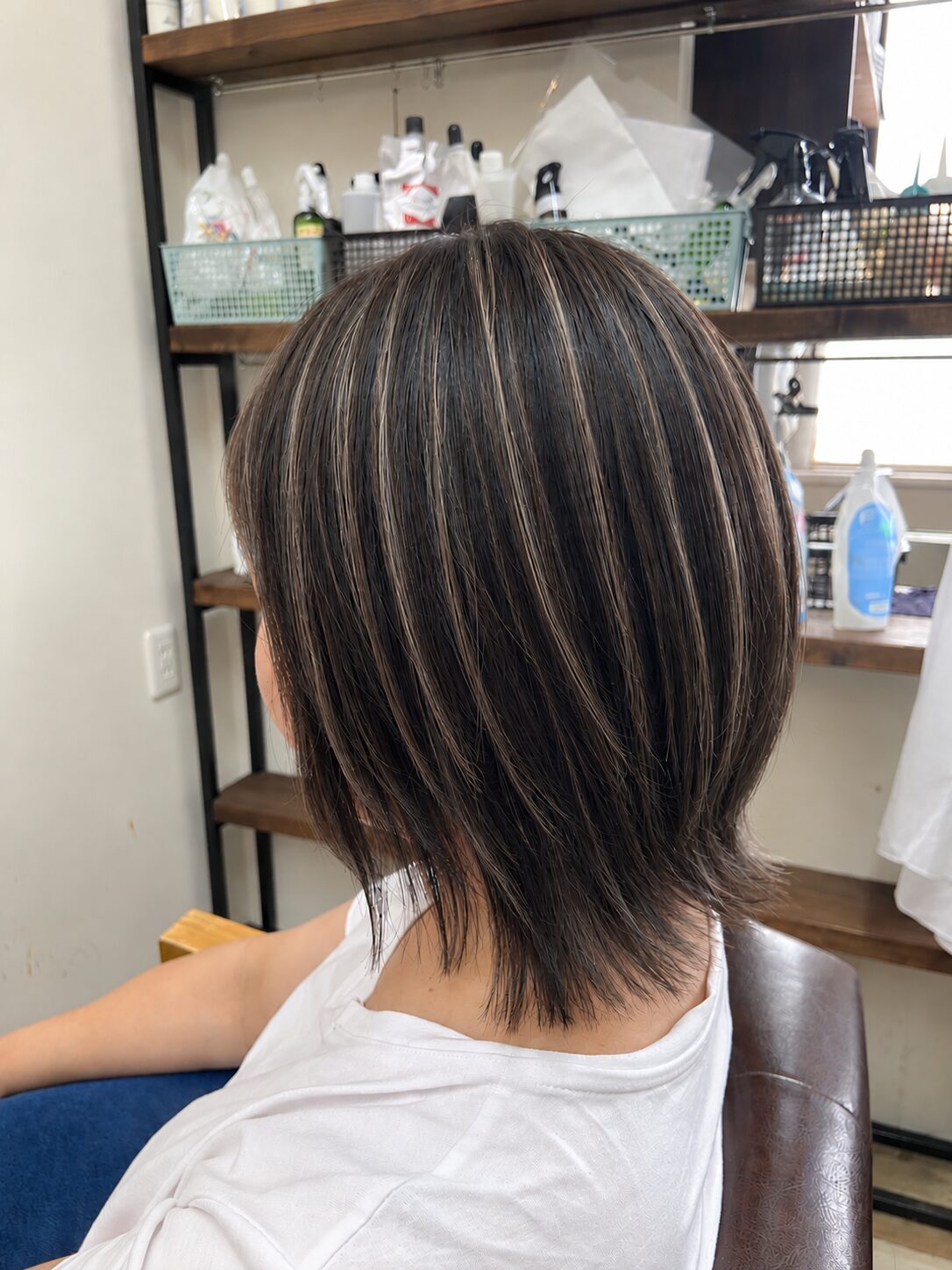 暗めベースに細いハイライトを入れたレイヤースタイル(Hair & Make anyhow)