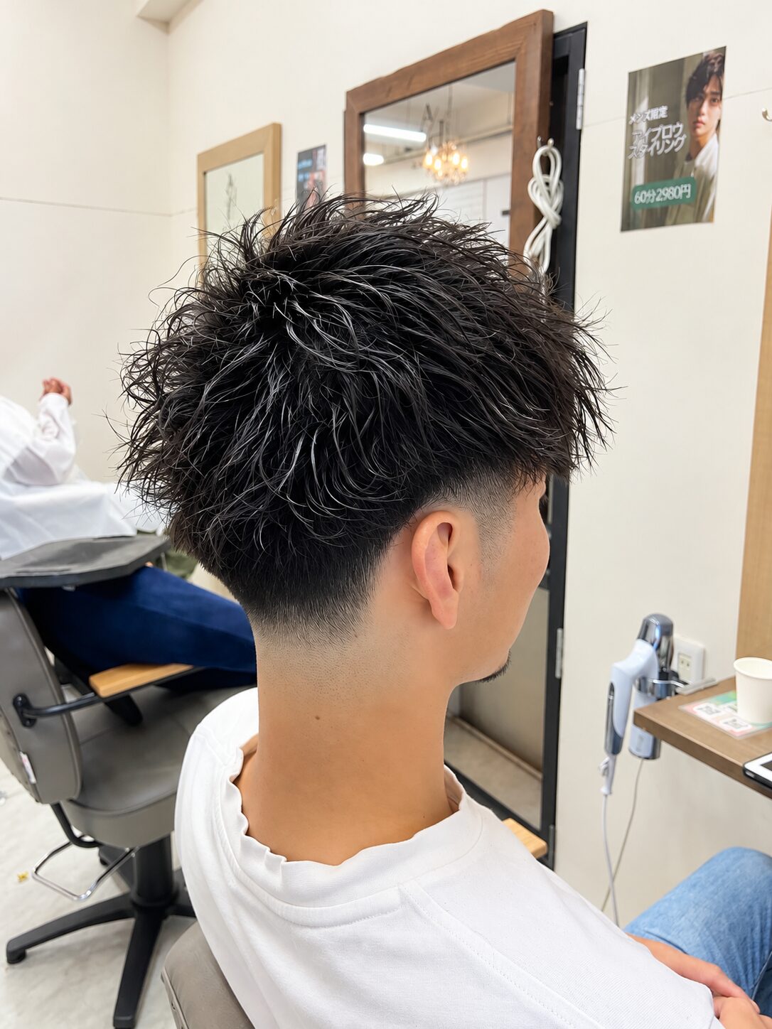 フェードとツイストスパイラルパーマのメンズ後ろ姿(Hair & Make anyhow)