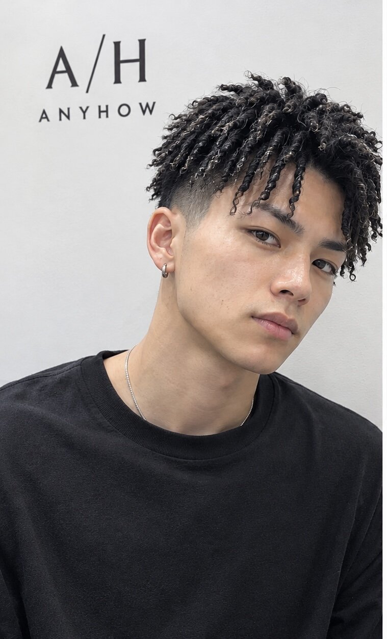 トップにツイストカール、サイドを短く整えたメンズヘア(Hair & Make anyhow)