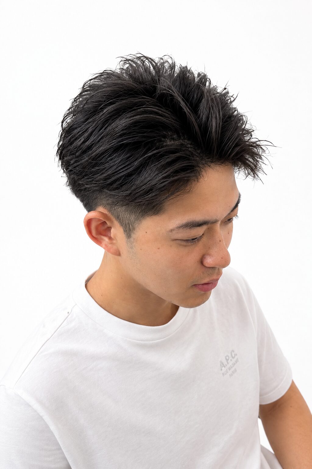 サイドを短く、トップに動きを出した黒髪のメンズショート（Hair & Make anyhow）