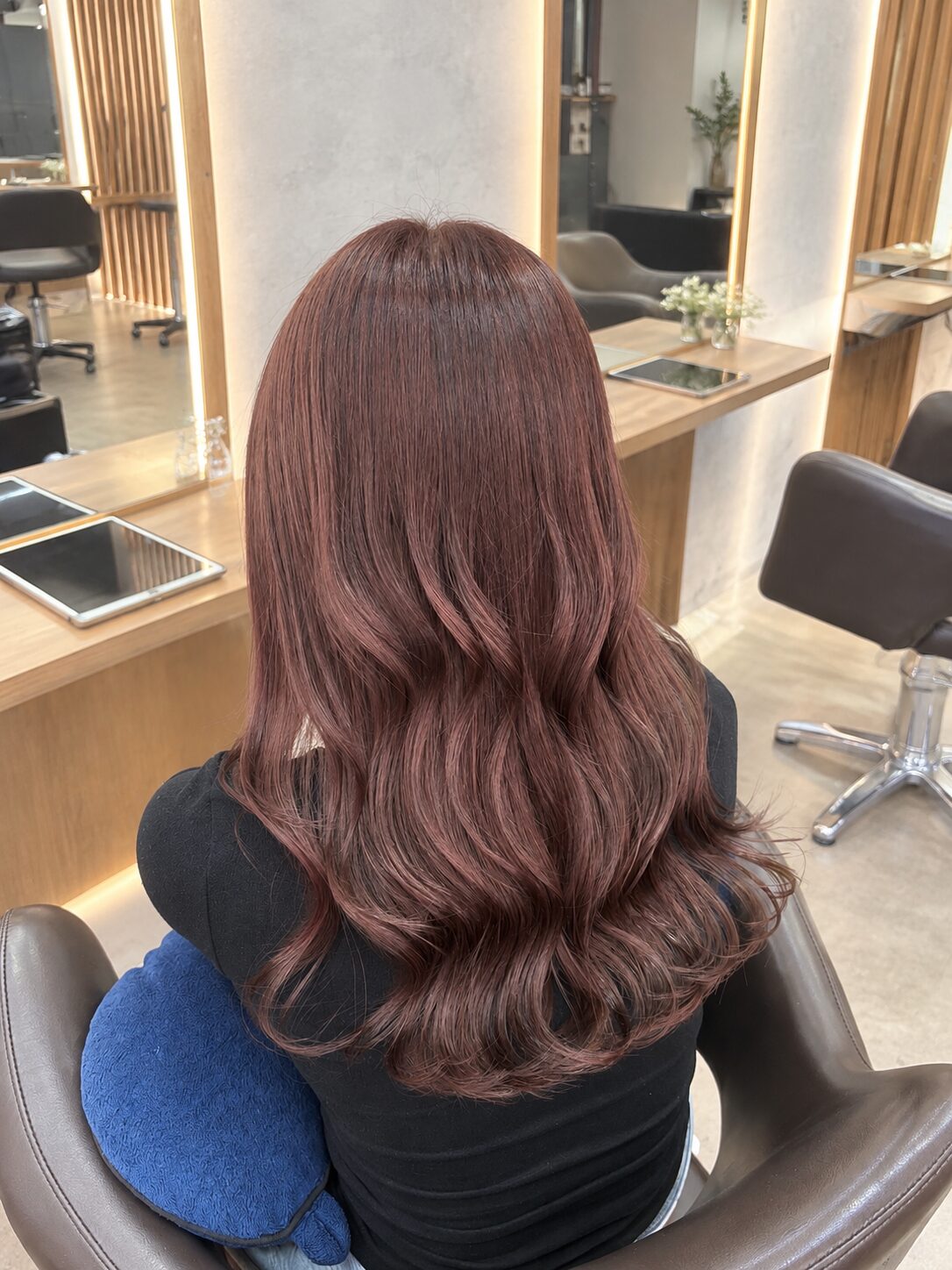 赤みブラウンのロングヘアの後ろ姿（Hair & Make anyhow）