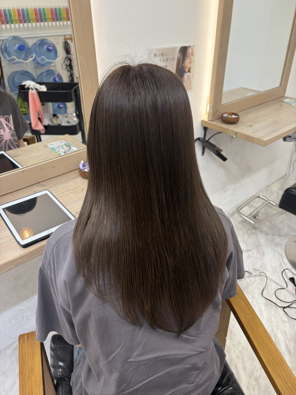 背中側から見たツヤのあるダークブラウンのロングヘア(Hair & Make anyhow)
